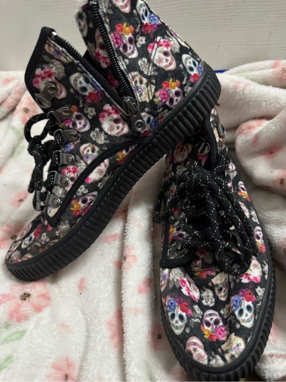 Women’s Floral Skull Lace-Up Canvas Sneakers in Black